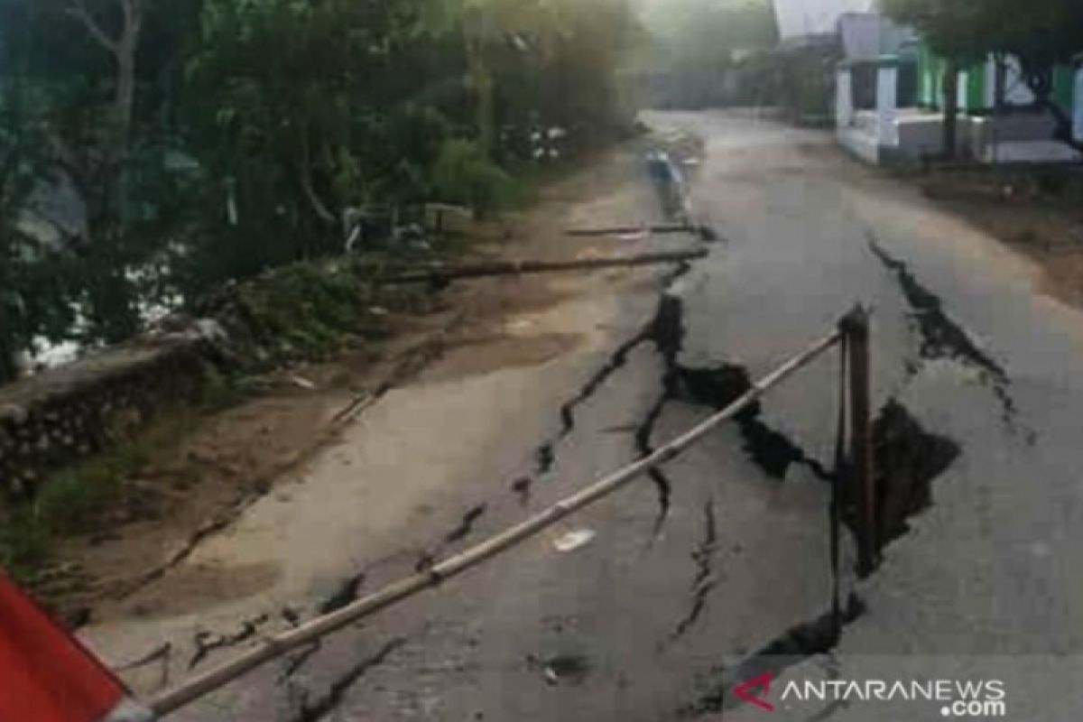 Jalan umum di Desa Ilung Pasar Lama HST longsor