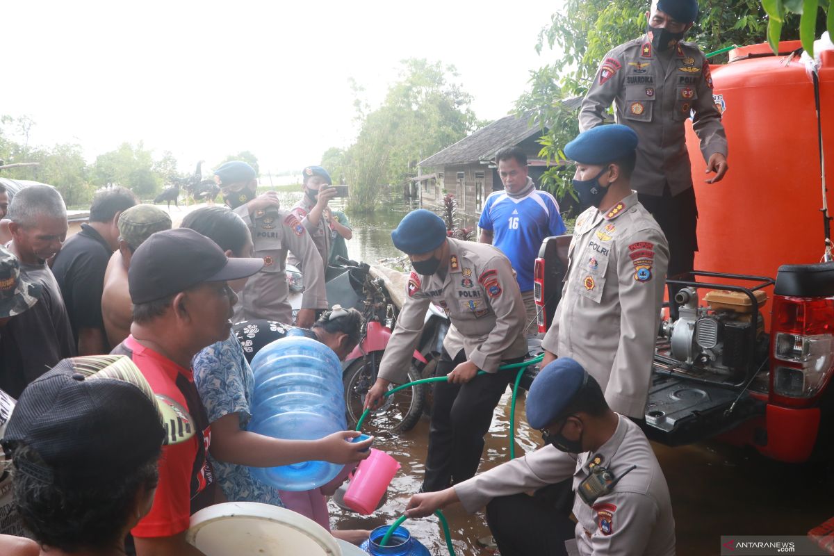 Brimob distribusikan air bersih untuk korban banjir