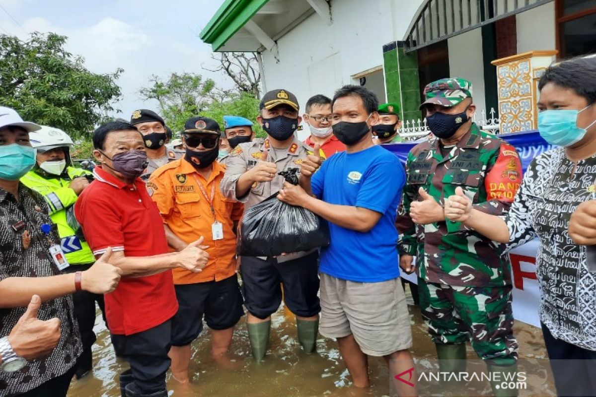 Polresta-Pemkot Pekalongan bagikan  2.000 nasi bungkus korban banjir