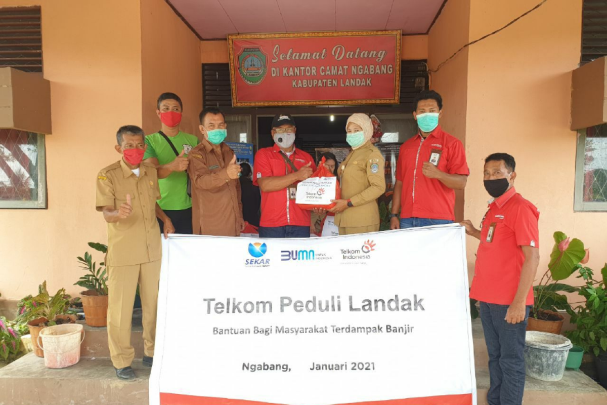 Telkom Kalbar bantu masyarakat Ngabang yang terdampak banjir