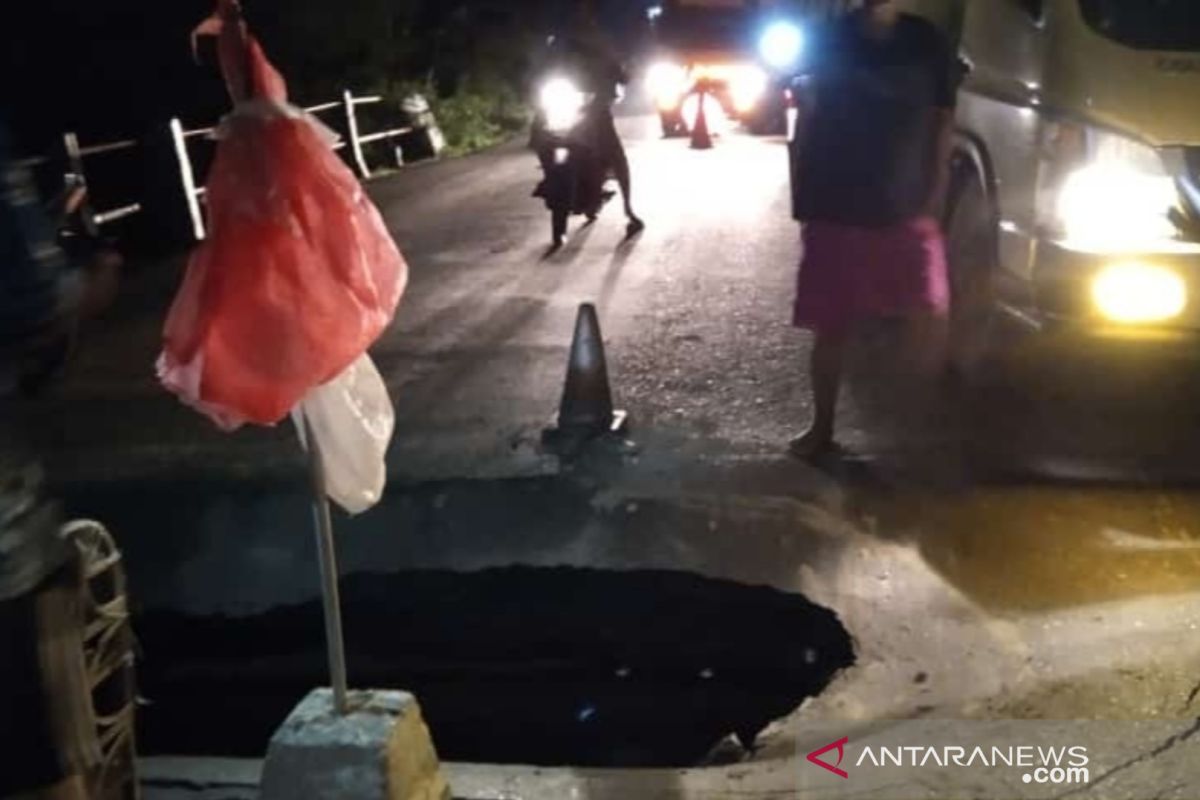 Hati-hati, Jembatan di jalan nasional Desa Kapuh HST ambruk