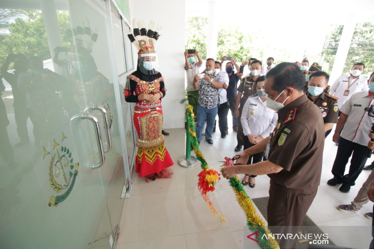 Bupati Karolin dan Kajati Kalbar resmikan renovasi kantor kejari