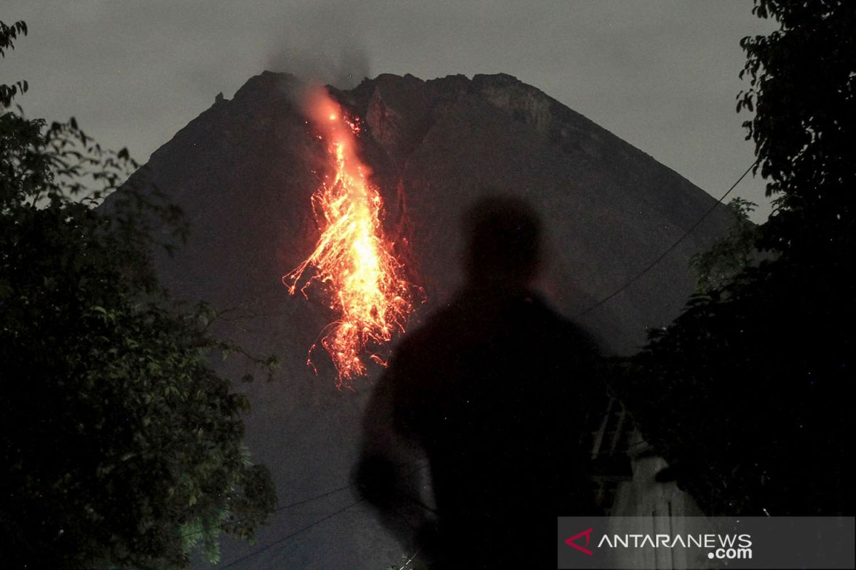 Gunung Merapi muntahkan 17 kali guguran lava pijar pada Sabtu