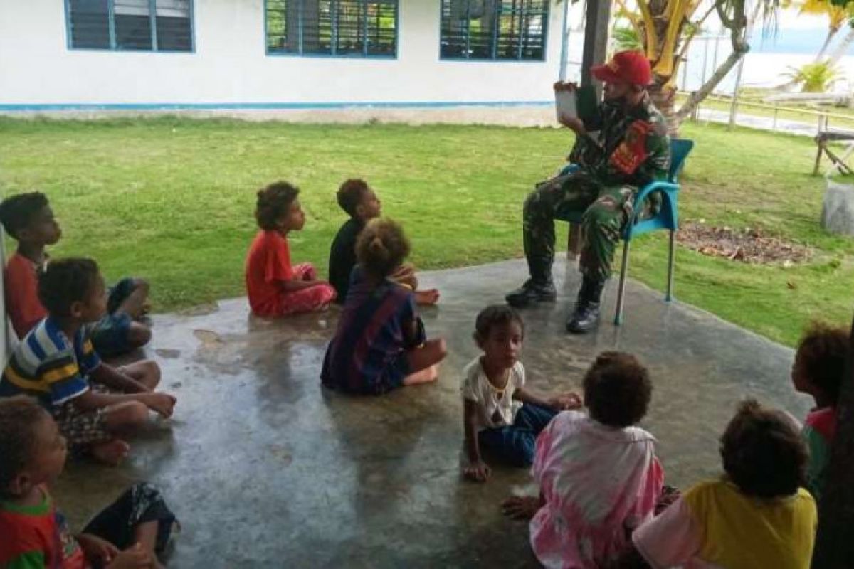 Babinsa Koramil Yapbar ajarkan anak Kampung Nurawi baca tulis berhitung