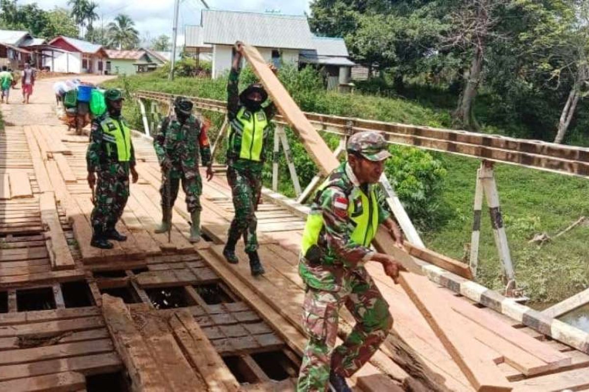 Koramil Mindiptana perbaiki jembatan kayu yang rusak