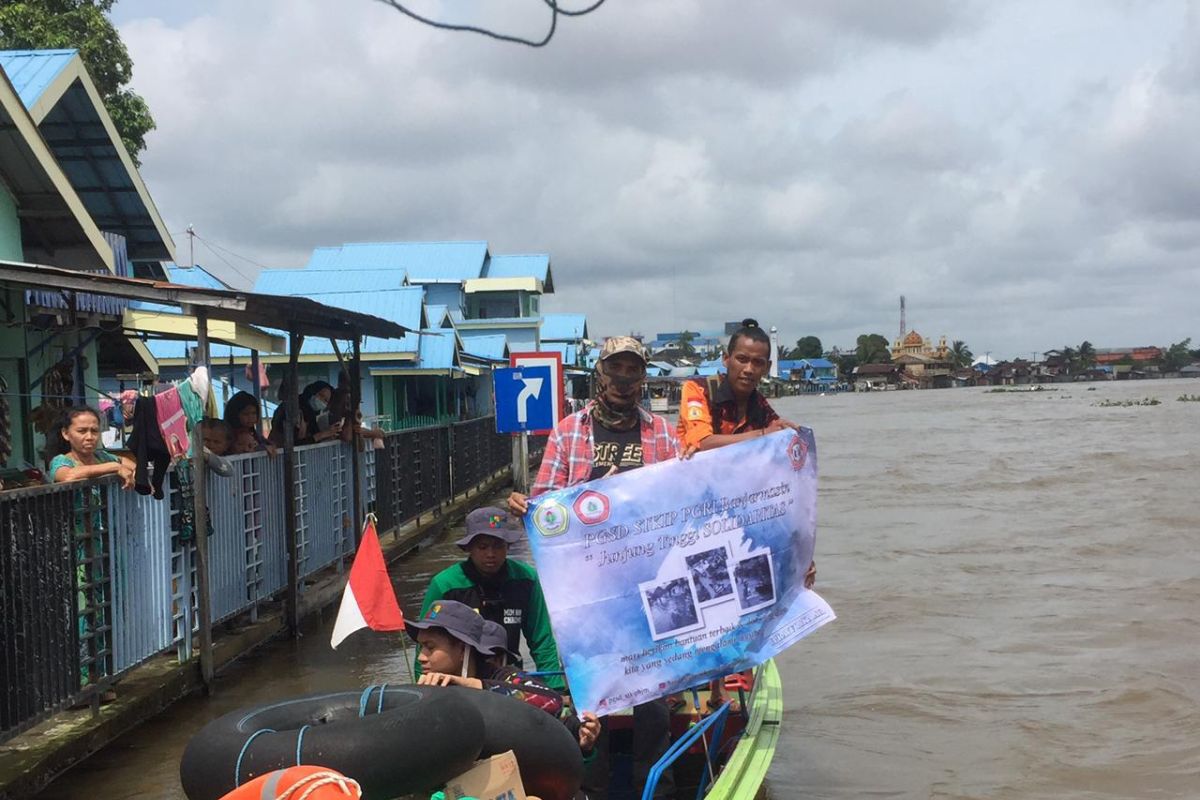 LLDIKTI Wilayah XI bergerak bersama 49 PTS Kalimantan bantu korban banjir