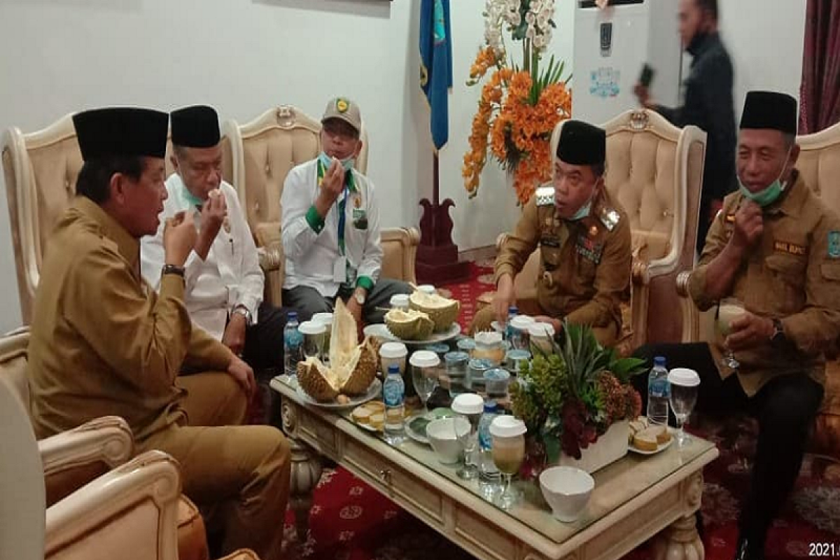 Gubernur Fachrori pamitan di Merangin, Bupati Al Haris suguhkan durian