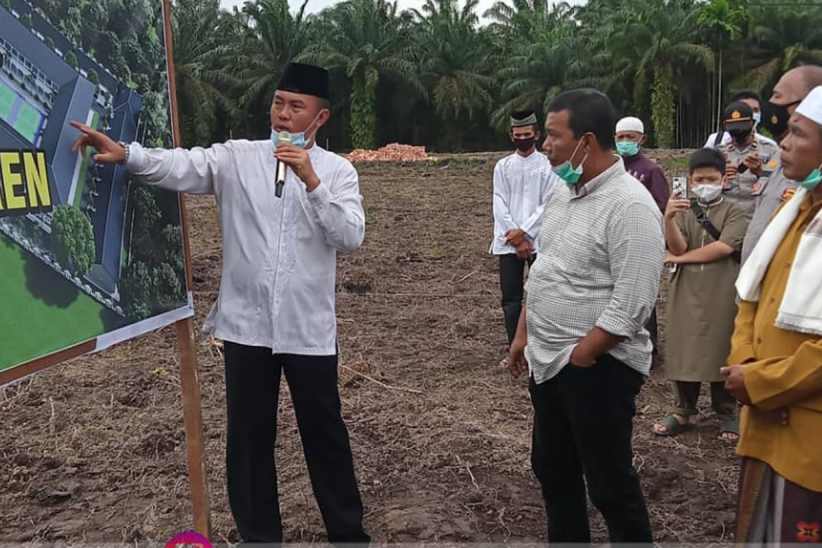 Bupati Tanjabtim letakan batu pertama pembangunan Ponpes Al-Kautsar.