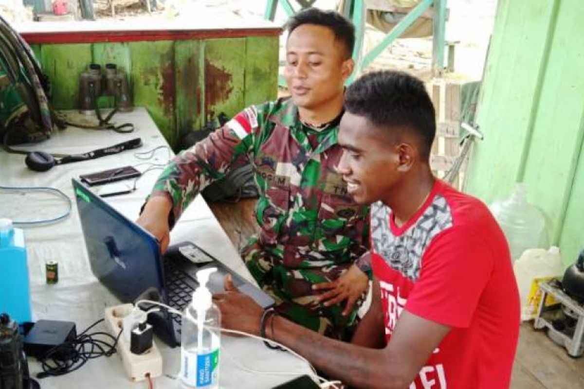 Satgas Yonif MR 413 Kostrad ajarkan pemuda di perbatasan operasikan laptop