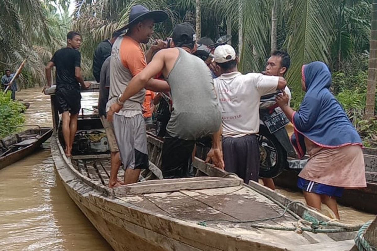 Puluhan warga Aceh Tamiang mengungsi