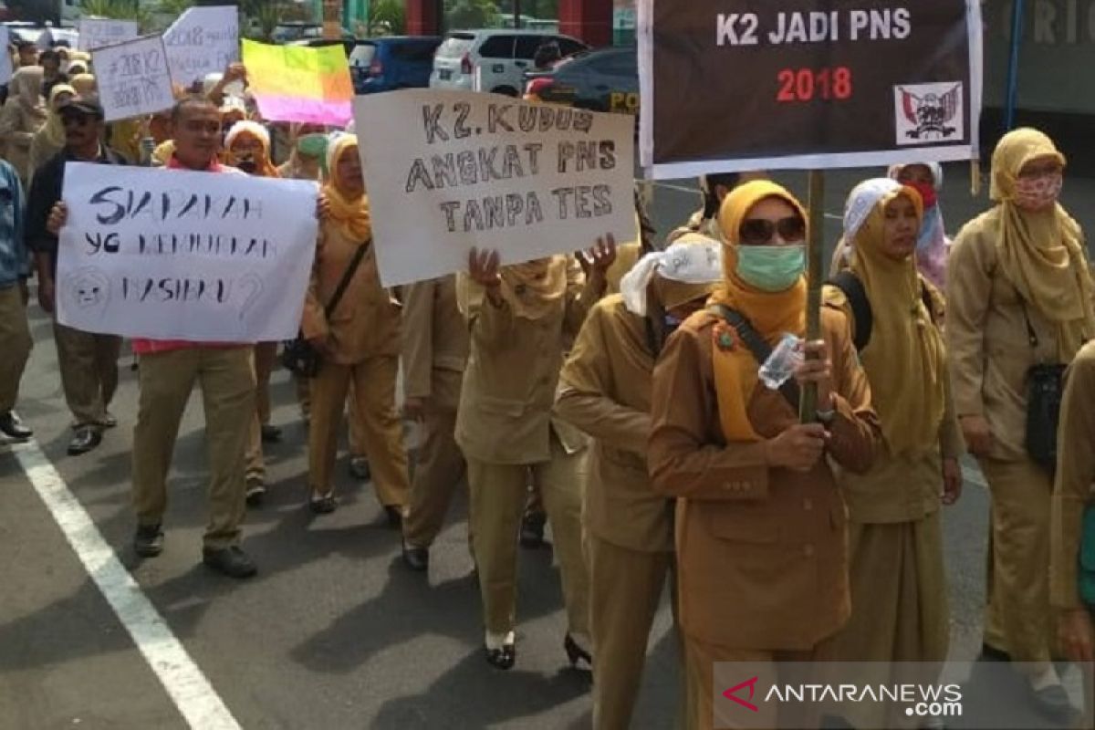 Kabupaten Kudus  kekurangan 976 guru PNS