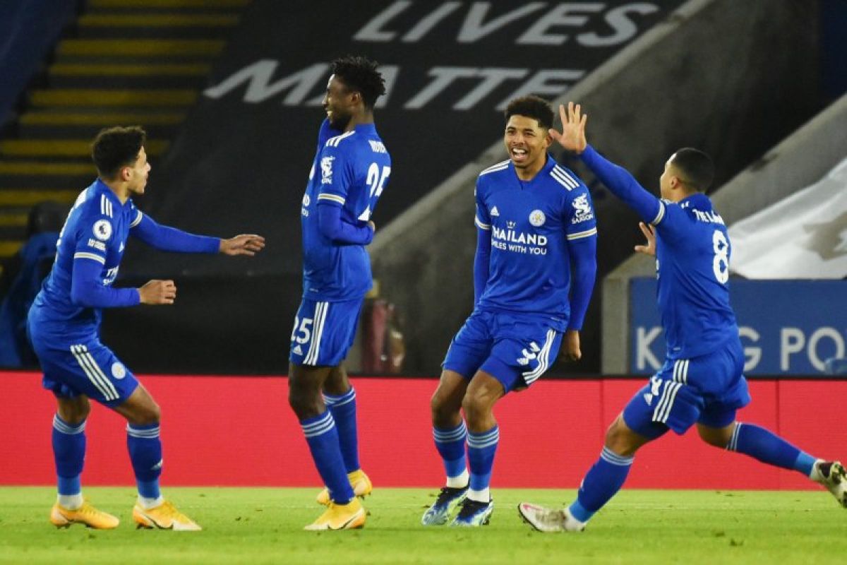 Leicester City puncaki klasemen setelah taklukkan Chelsea 2-0