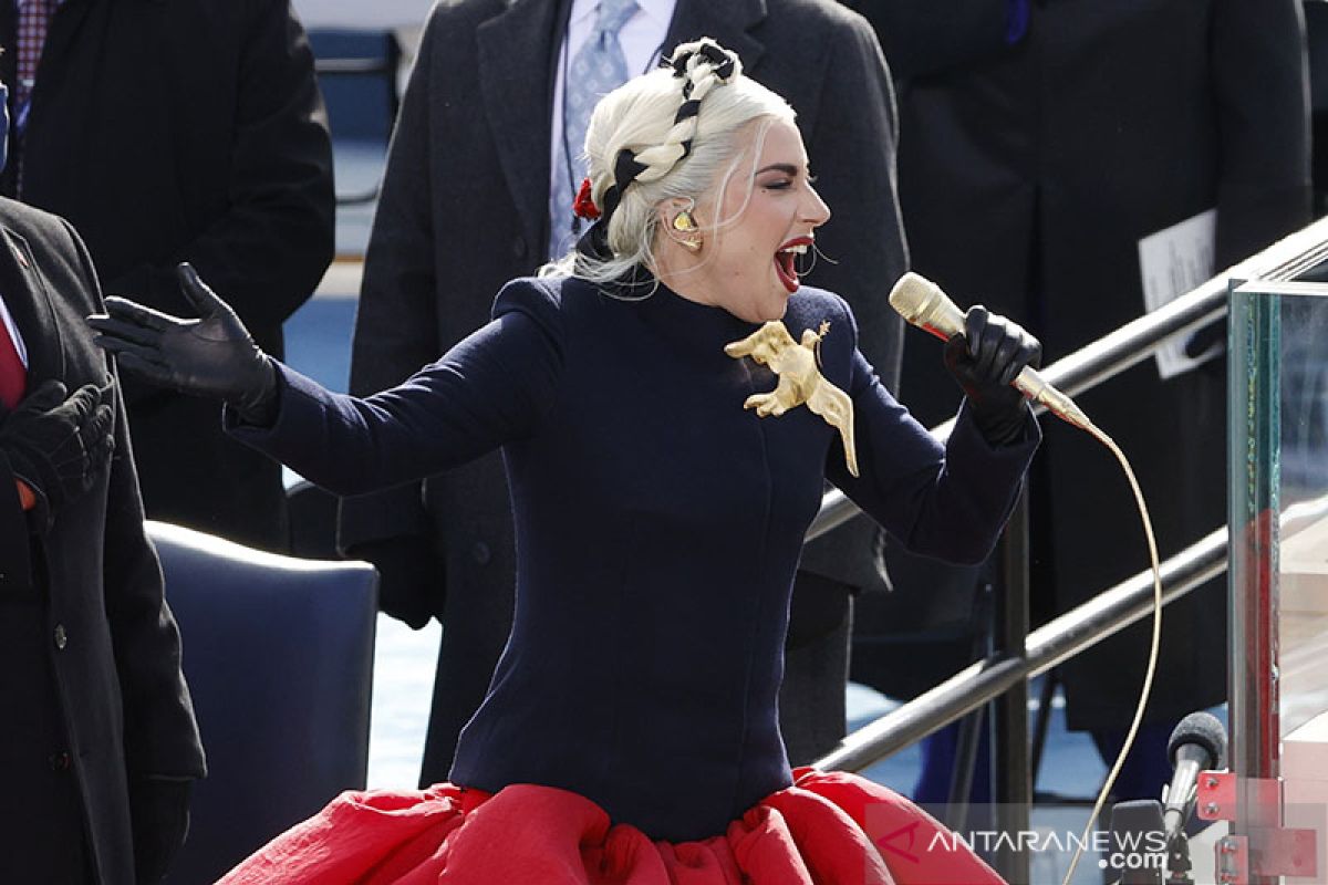 Lady Gaga kenakan simbol perdamaian di pelantikan Joe Biden