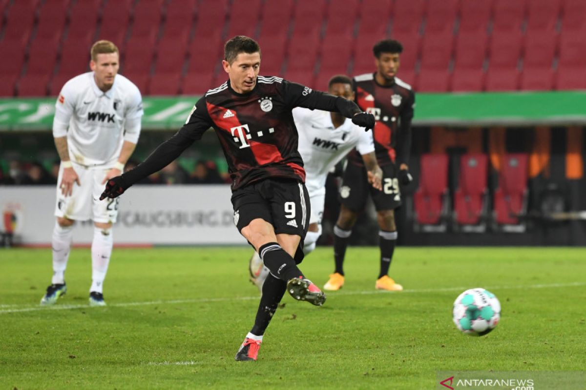 Liga Jerman - Penalti Lewandowski antar Bayern menang di markas Augsburg