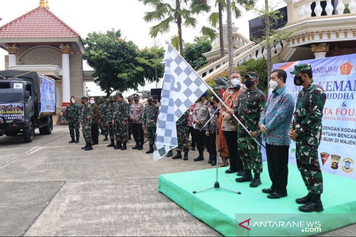 Wagub Hadi Mulyadi lepas bantuan kemanusiaan di Sulbar dan Kalsel