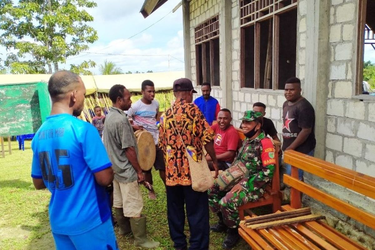 Babinsa Koramil Unurumguay gelar komsos dengan ketua musik suling tambur