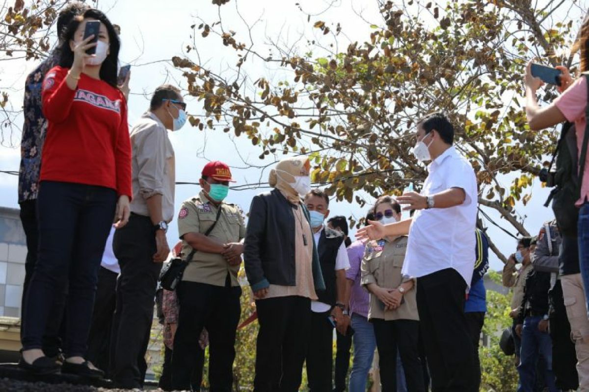 Wagub Steven dampingi Mensos Risma kunjungi lokasi bencana banjir-tanah longsor