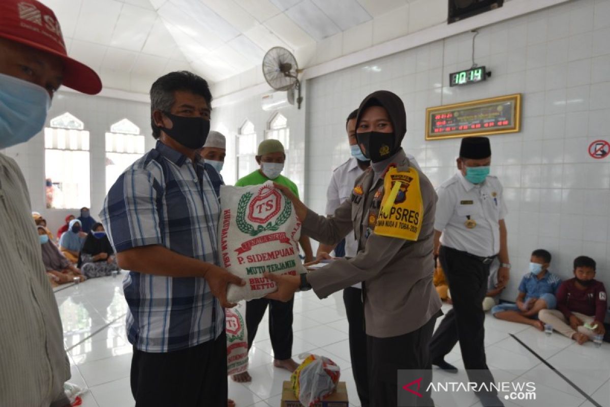 Wali kota bersama Kapolres Padangsidimpuan bagikan sembako kepada masyarakat