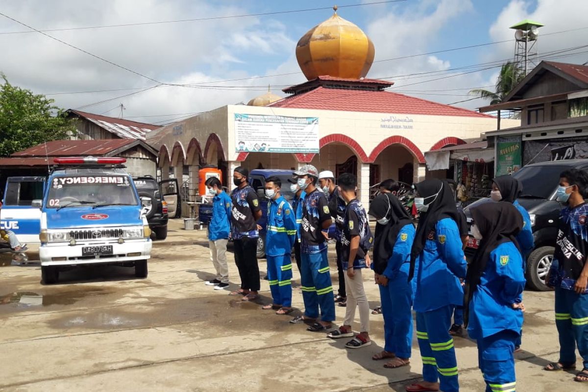 Relawan Kelurahan Hikun bantu pembersihan pascabanjir HST