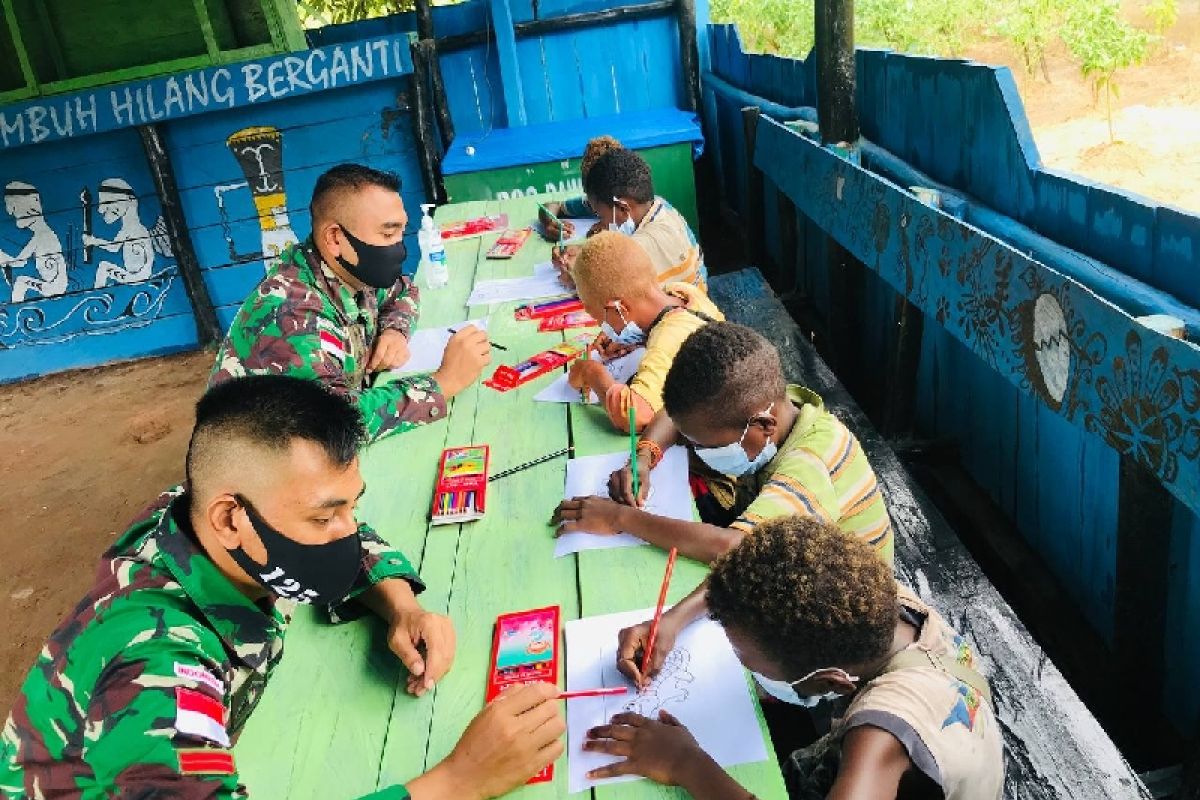 Satgas Yonif 125/Si'mbisa mengajar anak di perbatasan RI-PNG