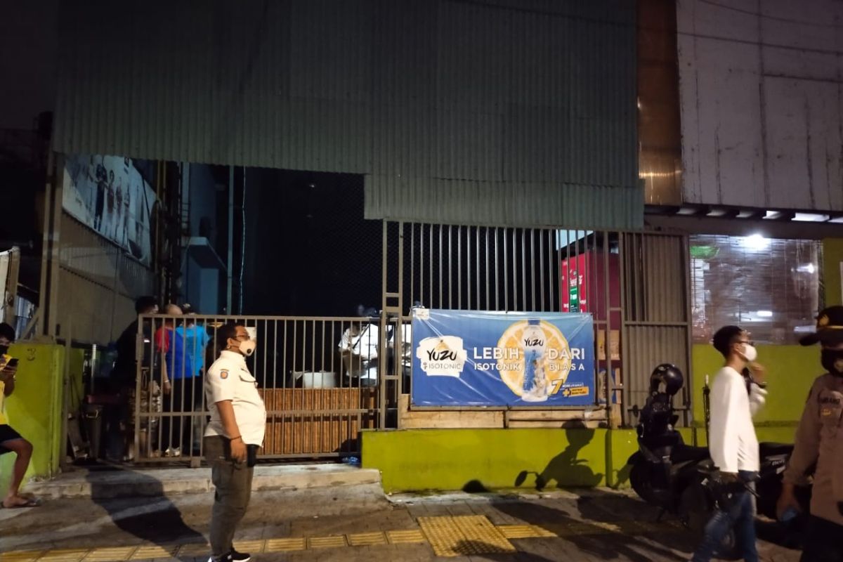 Satpol PP Jakarta Barat temukan minuman keras di tempat futsal