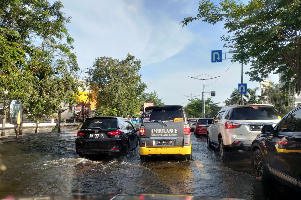 Air banjir masih menggenangi jalan A Yani Banjarmasin