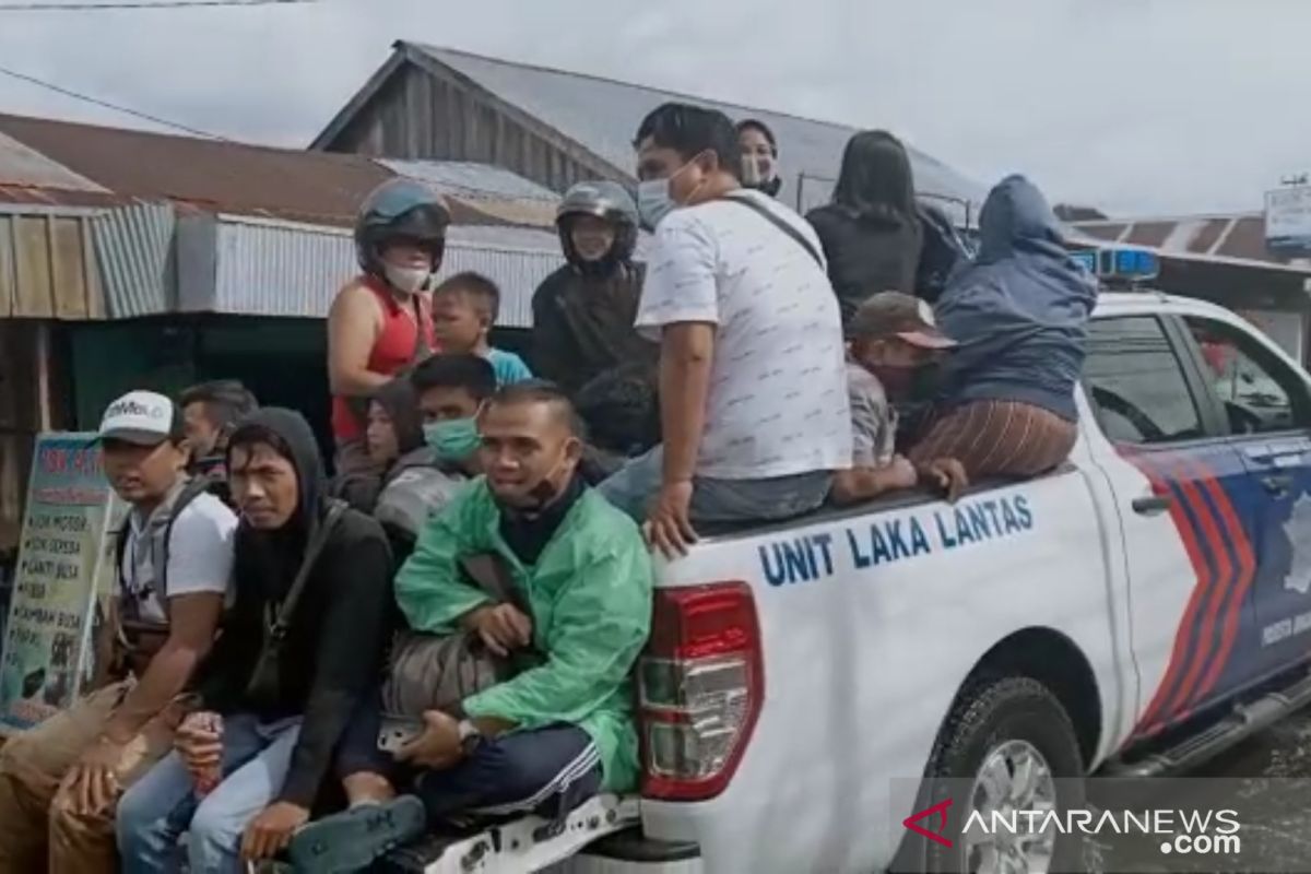 Video - Satlantas Polresta Banjarmasin kerahkan mobil patroli evakuasi korban banjir