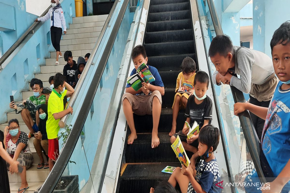 Terminal pun jadi tempat mengungsi korban banjir