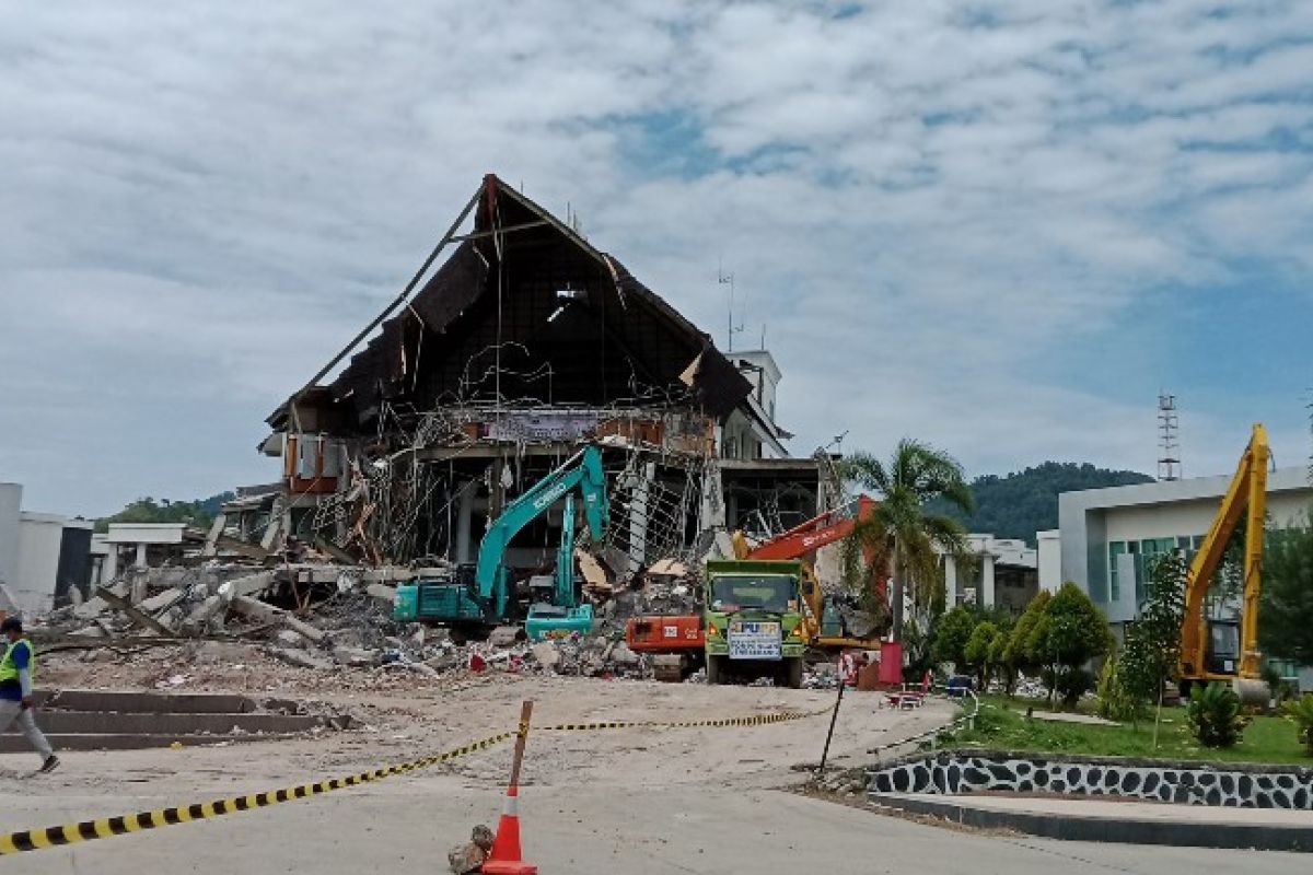 Evakuasi kantor Gubernur Sulbar di Mamuju terus berlangsung usai gempa