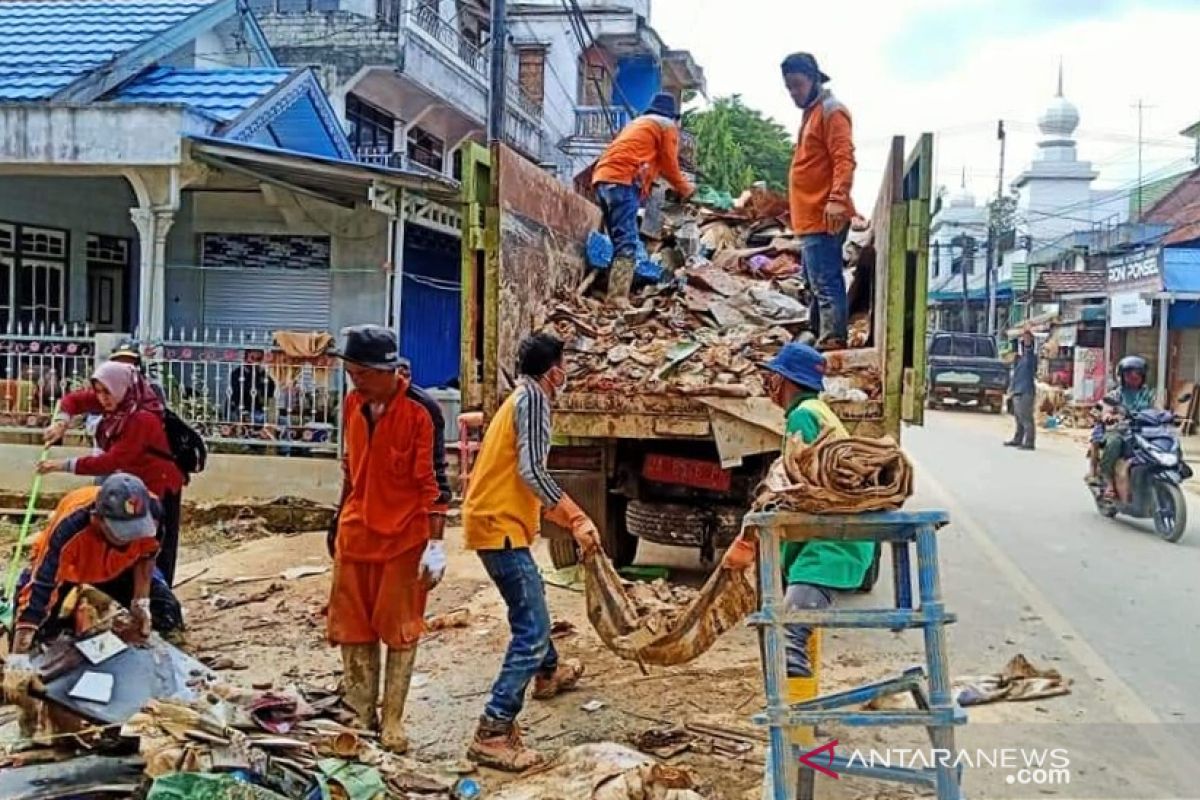 Ratusan relawan dari berbagai daerah bersihkan tumpukan sampah pascabanjir di Barabai