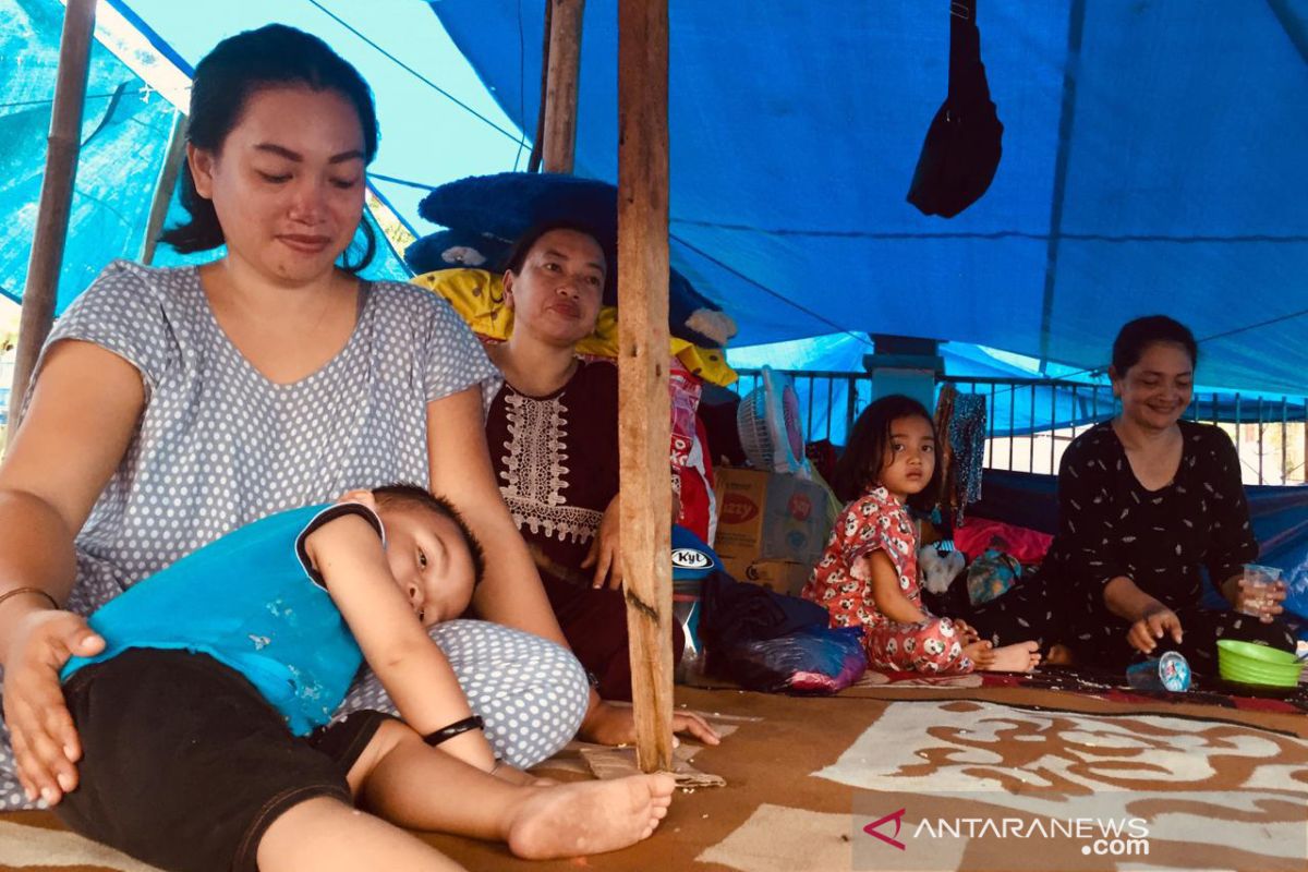 Warga korban Gempa Mamuju masih bertahan di tenda-tenda darurat