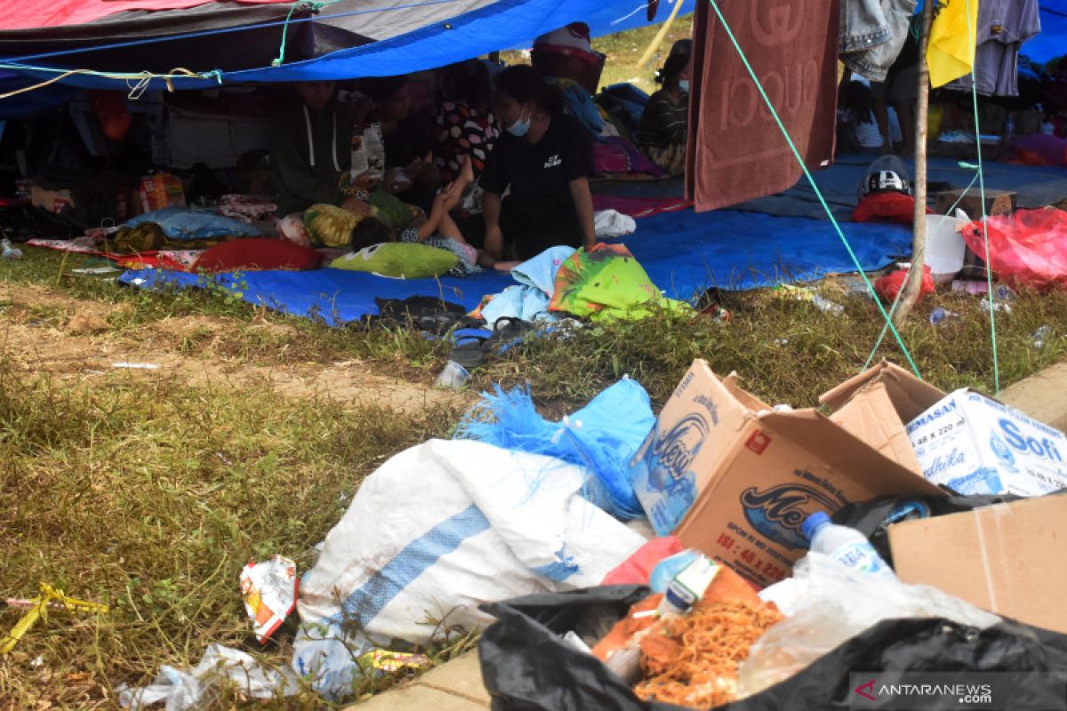 Balita dan anak di tenda pengungsian di Mamuju mulai sakit