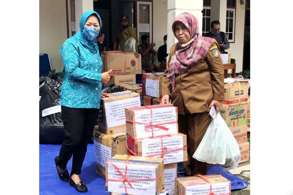 PKK Barito Utara serahkan bantuan korban banjir Di Kalsel