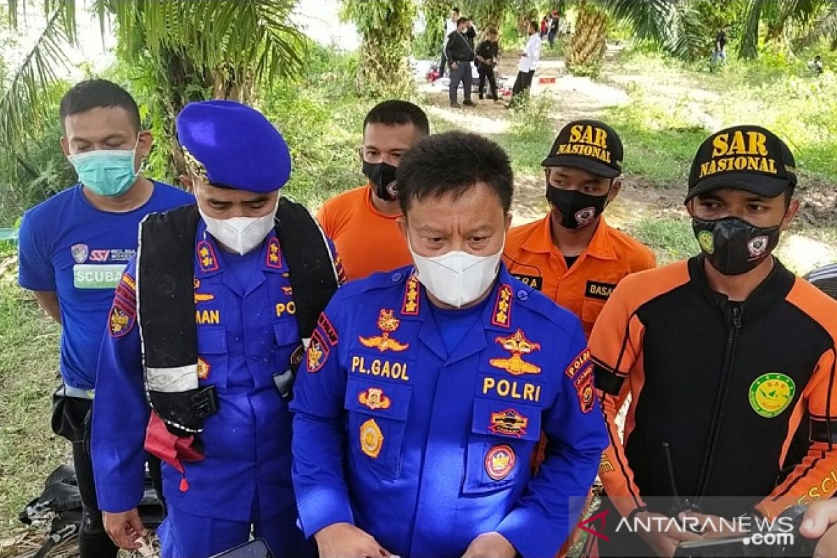 Dua pelaku kasus narkoba ceburkan diri ke danau dengan tangan terborgol