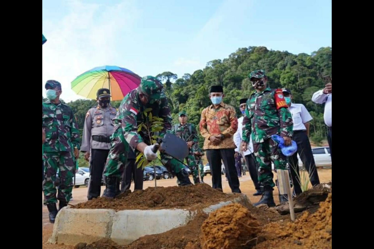 Danrem 121/ABW tanam pohon perdana di Bukit Semugang