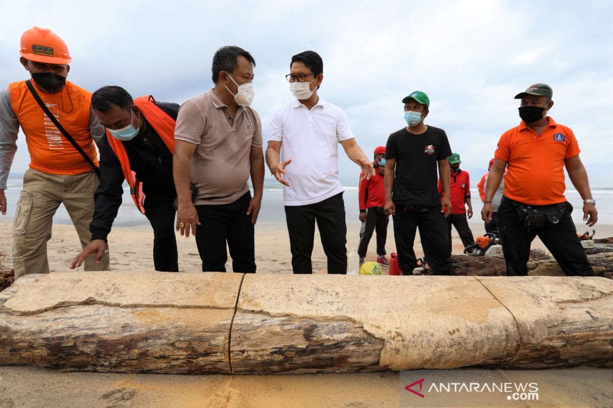 DLHK Badung terus tangani sampah kiriman di pantai