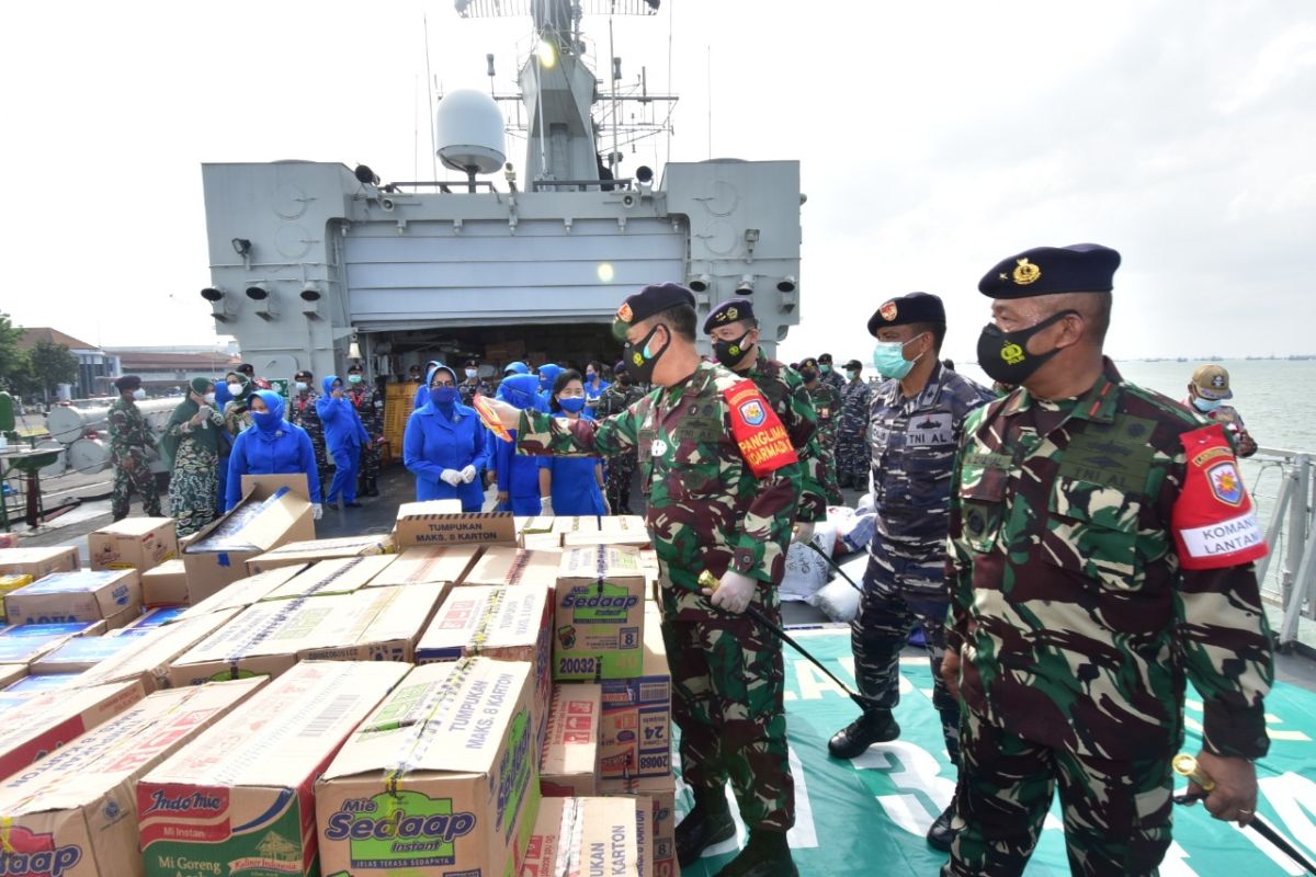 KRI Oswald Siahaan-354 kirim bantuan sosial ke Mamuju