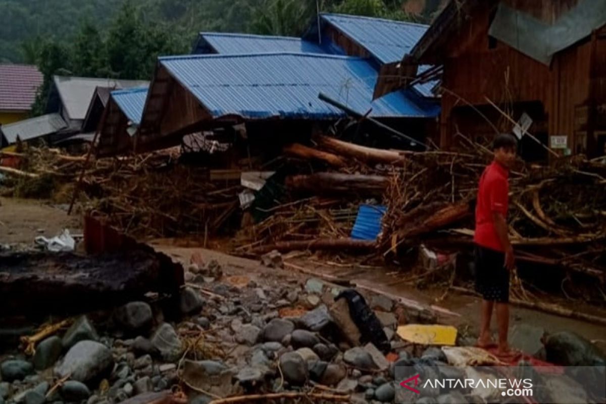 Masyarakat pedalaman di HST masih terisolir karena tanah longsor