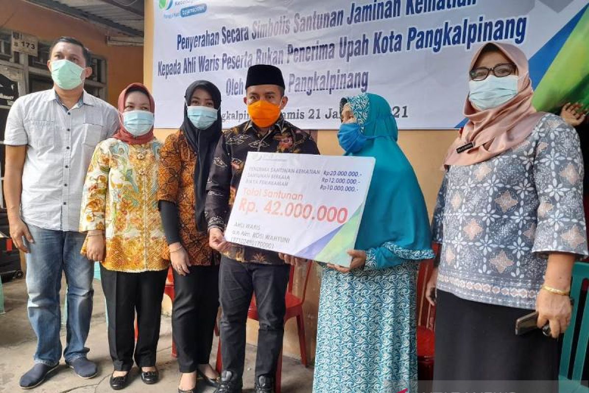 Walikota Pangkalpinang serahkan bantuan dari BPJSTK ke keluarga korban Sriwijaya Air