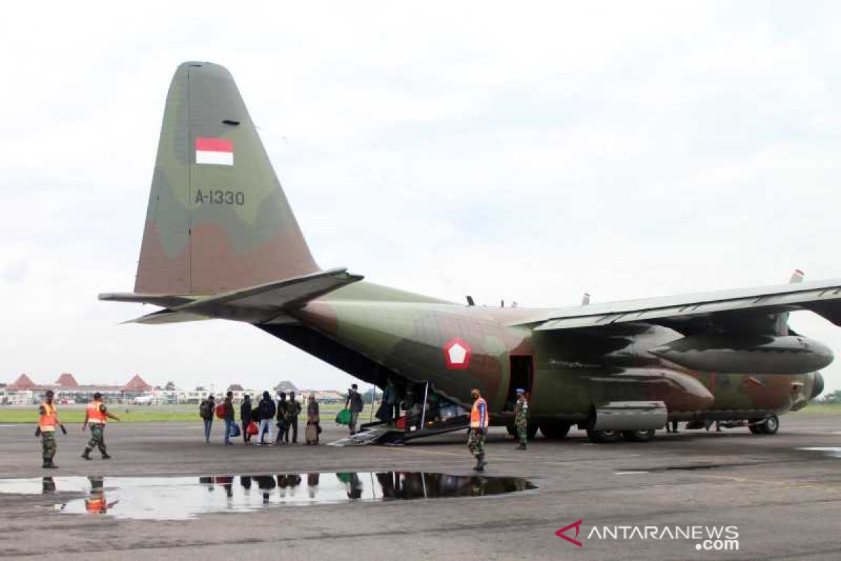 Puluhan pengungsi Sulbar tiba di Bandara Adi Soemarmo