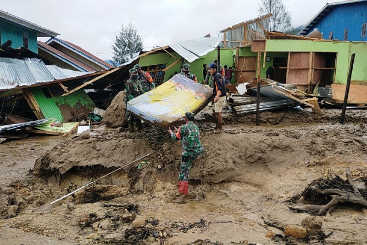TNI bantu evakuasi warga korban banjir lumpur Kampung Uwibutu Paniai