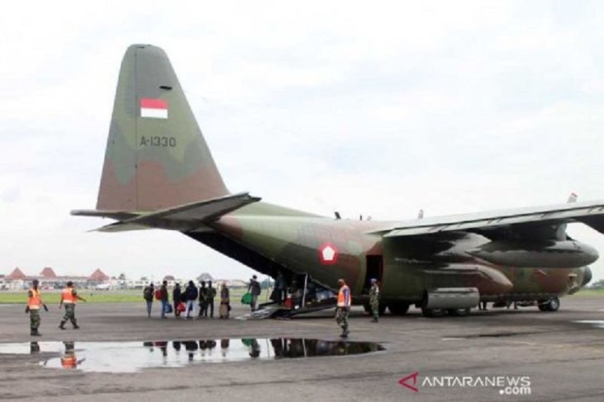 Puluhan pengungsi korban gempa Sulawesi Barat tiba di Bandara Adi Soemarmo