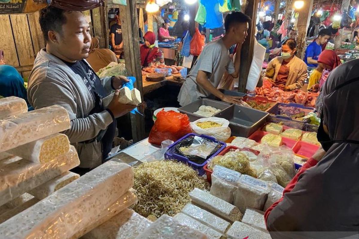 Pedagang tempe di Palembang keluhkan harga kedelai tak kunjung turun