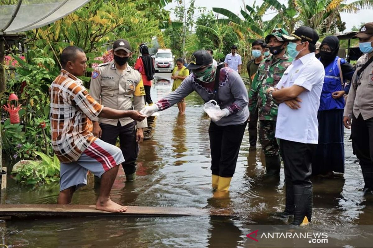 Wabup HSS periksa kesehatan warga terdampak banjir