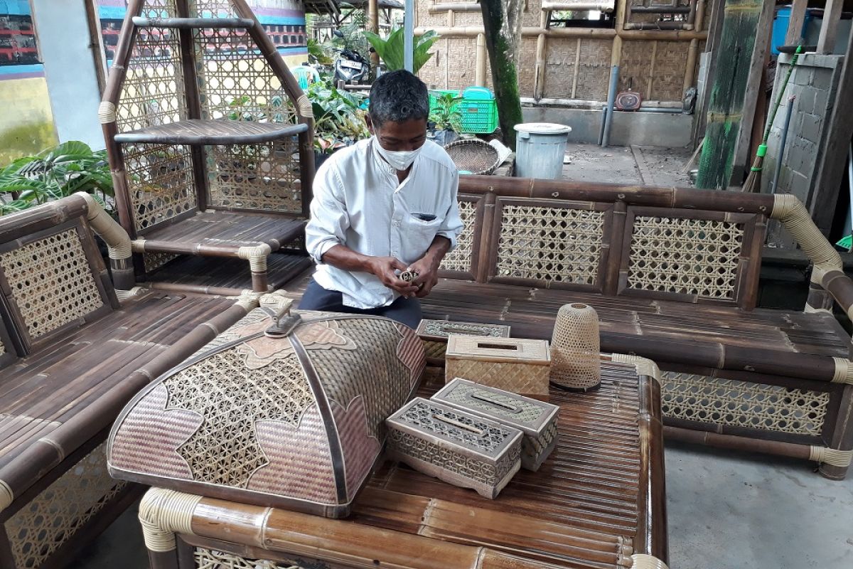 Perajin bambu di  Kabupaten Kediri terkendala cuaca lembab