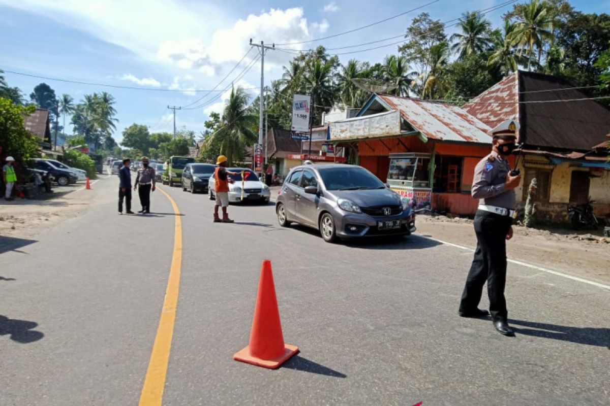 Polres Padang Pariaman mulai alihkan jalan di jembatan Titian Panjang Kayu Tanam