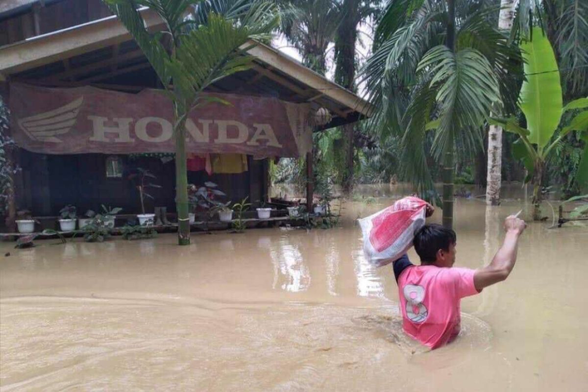 Banjir 1 meter lebih, ribuan warga Aceh mengungsi