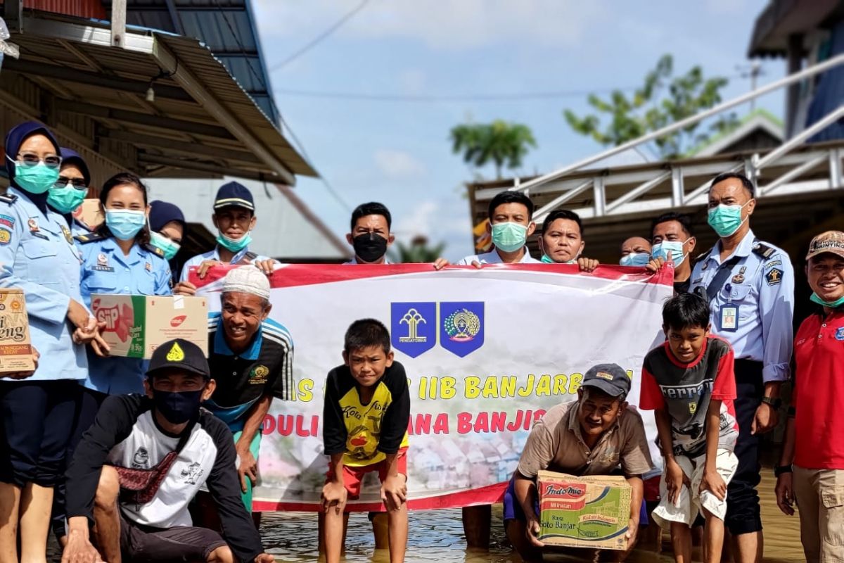 Pegawai Lapas Banjarbaru bantu korban banjir di Sungai Alat