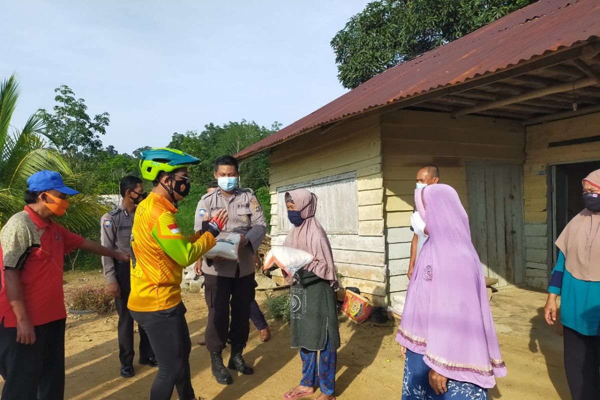 Polres Bangka Barat salurkan bantuan paket sembako