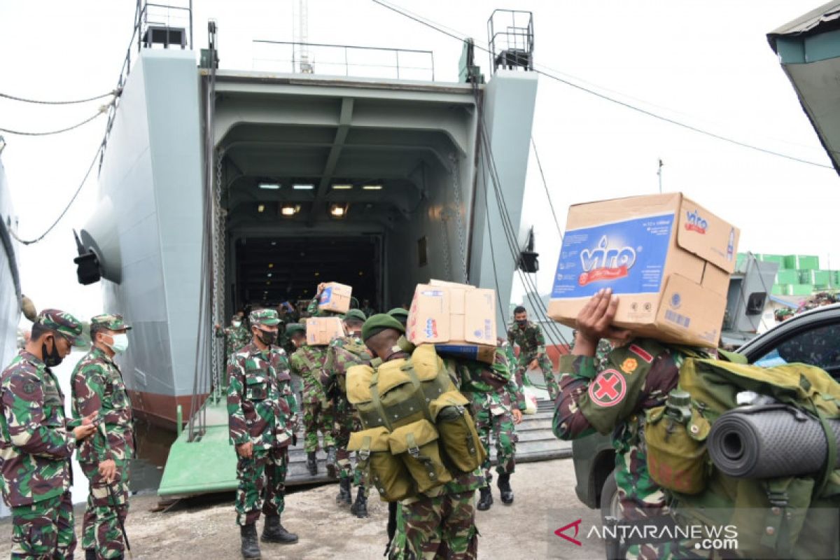 Indonesian Army's three ships deliver relief aid for disaster victims